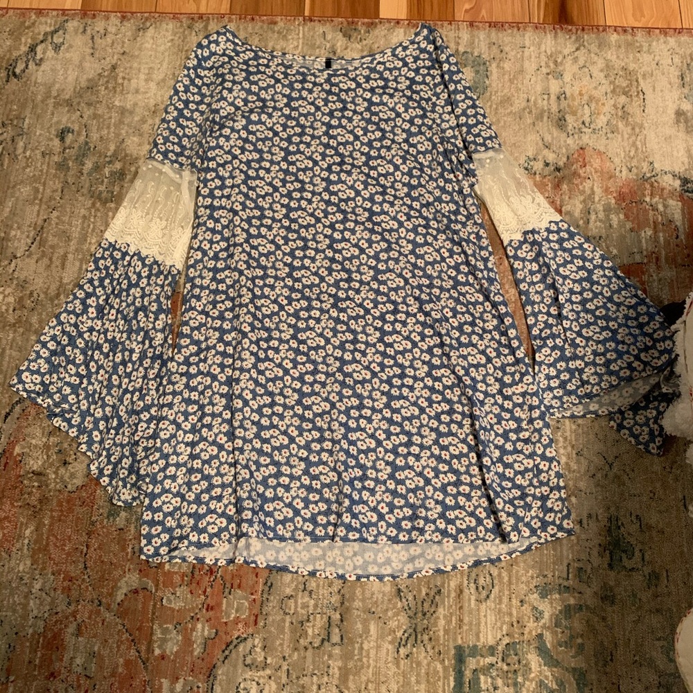 Mon Ami Large tunic top, NWOT, bell sleeves